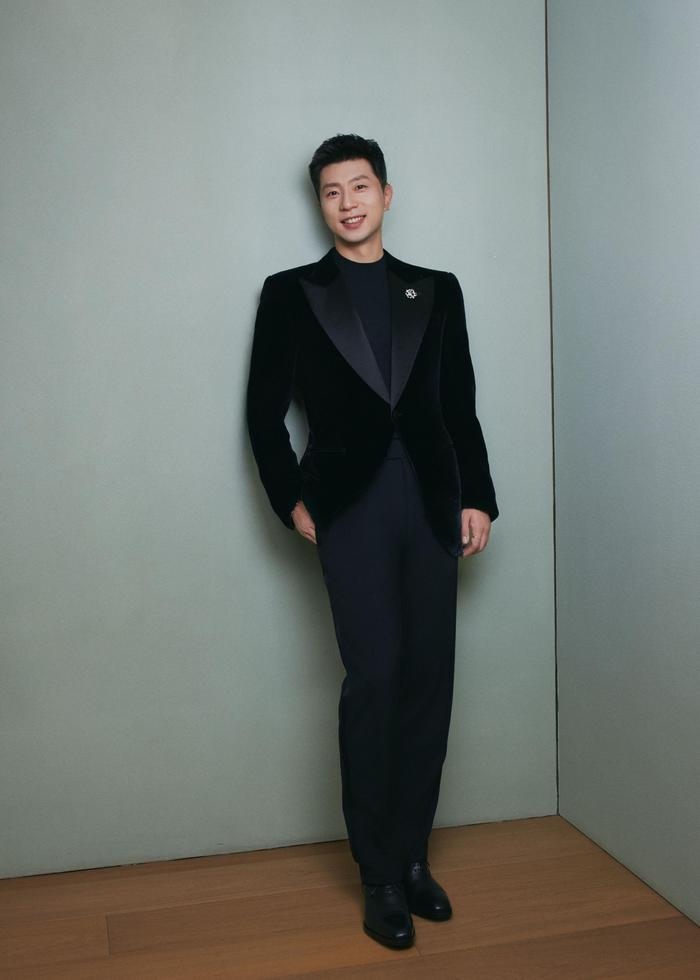 BSPORTS-马龙工作室晒时尚大片，璀璨热忱缔造传奇